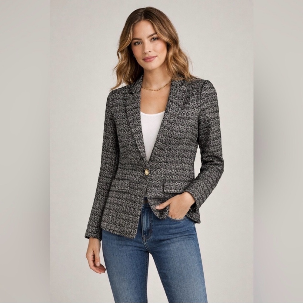 Evereve Women's Black and Gold Shimmering Jacket